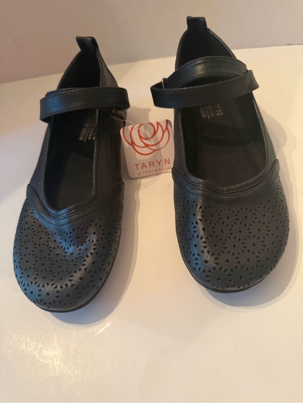 Taryn Rose Pana Black Leather Perforated V Strap Flats Women’s 8 NEW